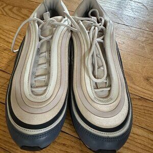 Vintage Nike shows with great styling